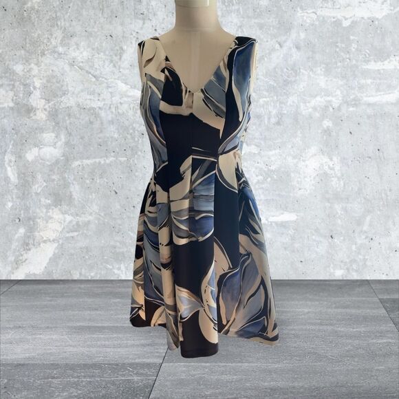 Vince Camuto Dresses & Skirts - VINCE CAMUTO sleeveless floral dress. Size 6. V-neck/back. Pockets.
